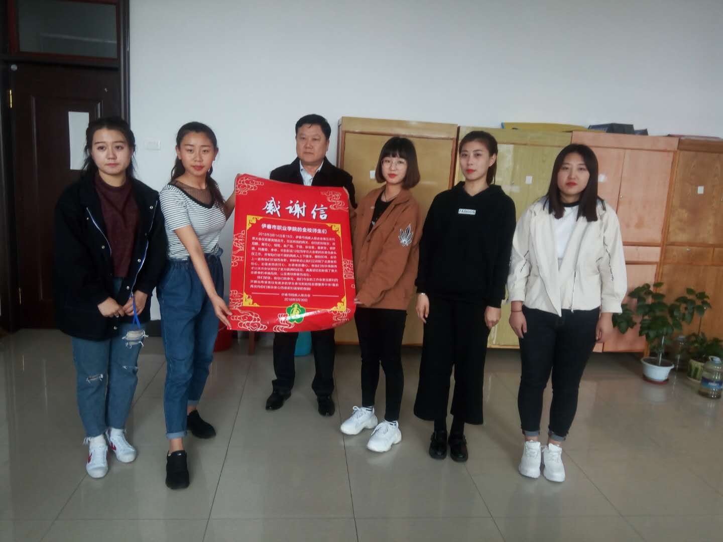 旅游商務學院高鐵專業(yè)學生為我市殘聯(lián)大會提供志愿服務