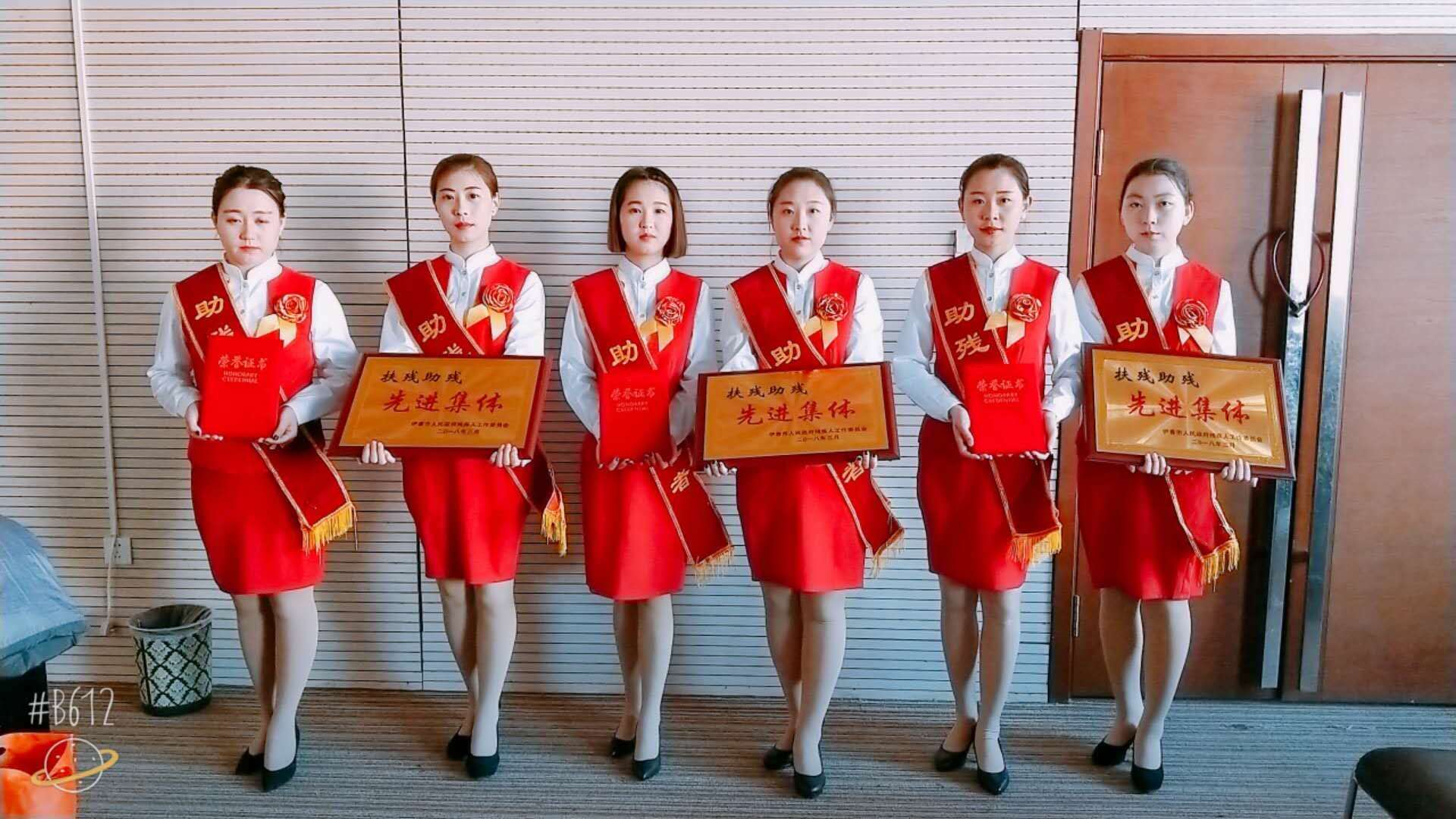 旅游商務學院高鐵專業(yè)學生為我市殘聯(lián)大會提供志愿服務