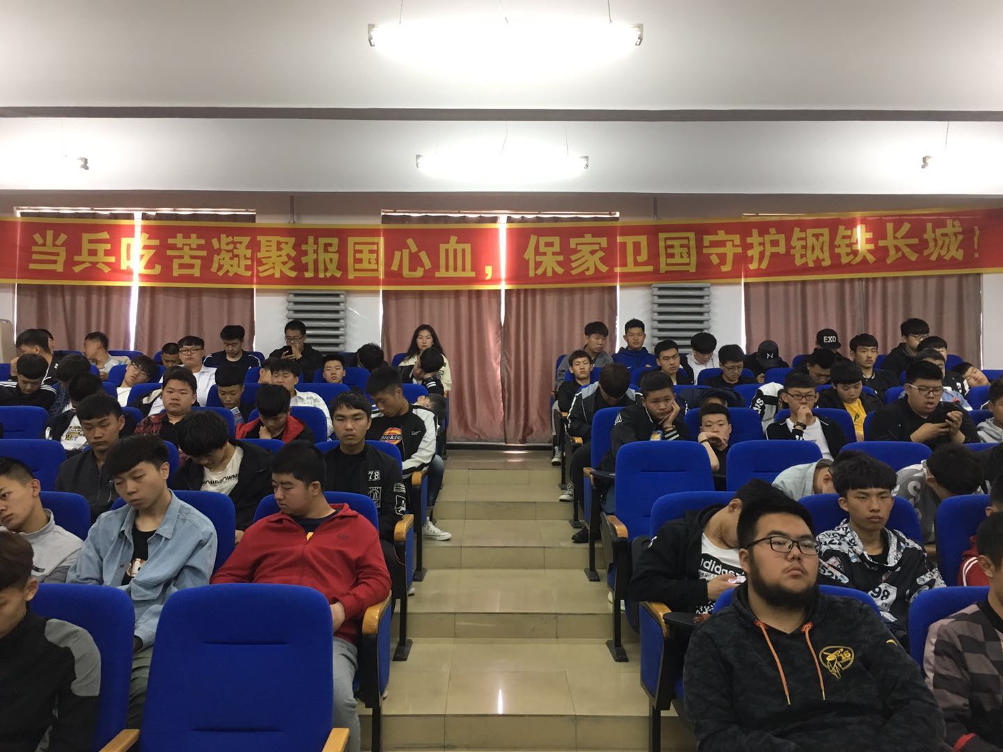 我校舉行2019年大學(xué)生征兵工作啟動儀式暨軍官進校園宣講征兵政策活動