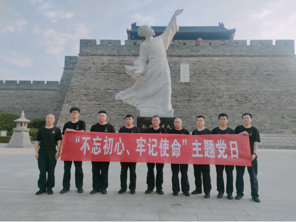 諸城守押大隊黨支部超然臺黨性教育基地開展“不忘初心、牢記使命”現(xiàn)場教學(xué)活動405.png